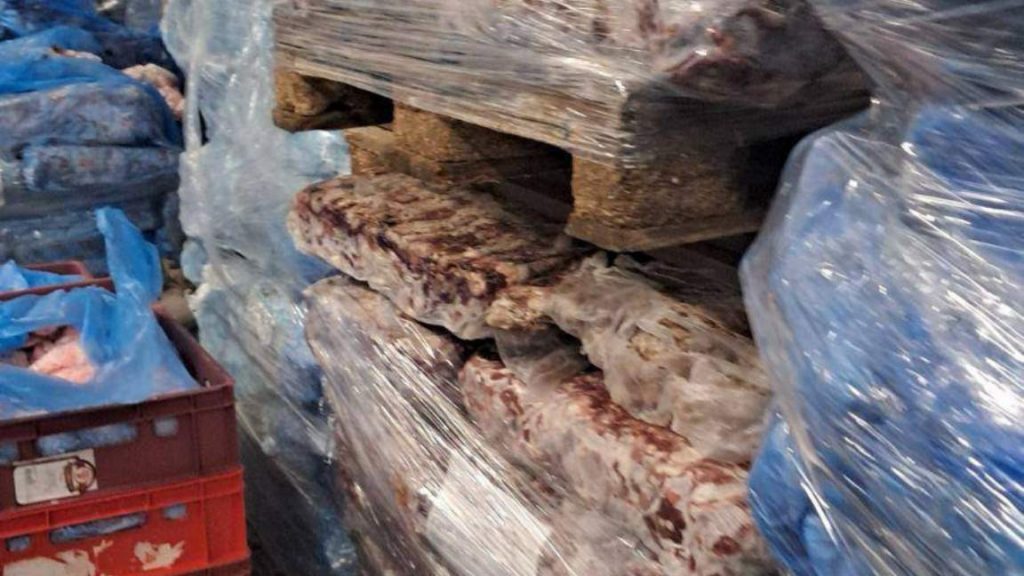 БАБХ спря част от дейността на месопреработвателно предприятие в Соколово, 6,6 тона храни отиват за унищожаване