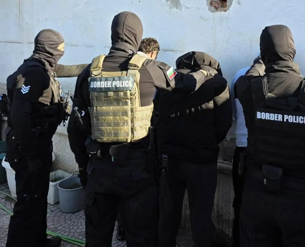 Разбиха канал за трафик на мигранти през България, шестима са задържани
