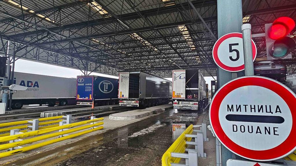 БАБХ и митниците спряха над 230 кг храни без документи на „Капитан Андреево“