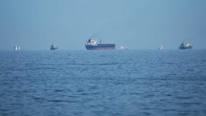 Иран ще пропуска до 15 кораба на ден през Ормузкия проток