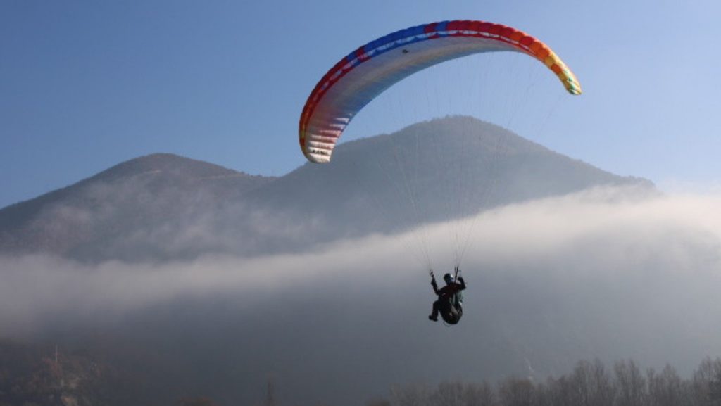 Спасиха паднал върху 20-метров бор парапланерист