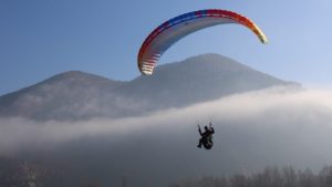 Спасиха паднал върху 20-метров бор парапланерист