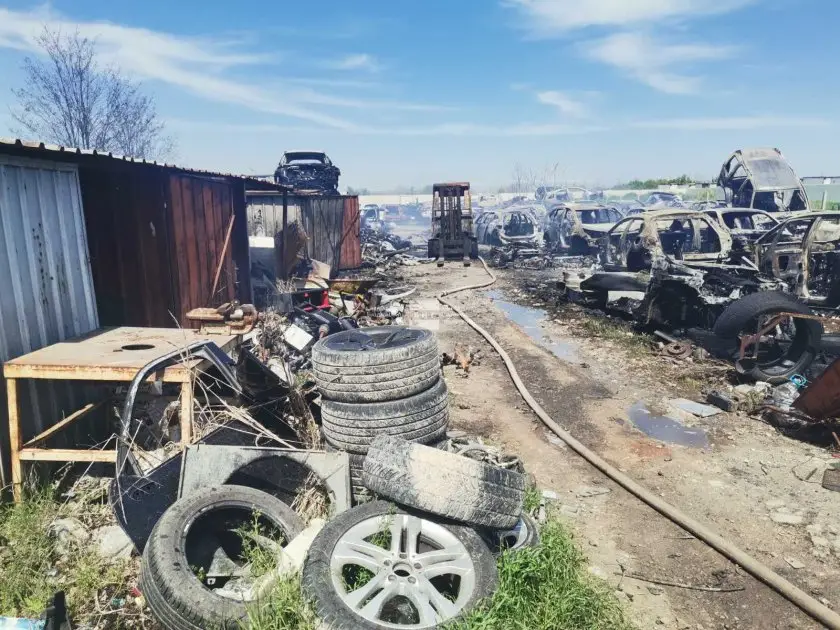 Голям пожар в автоморга в Пловдив унищожи десетки автомобили