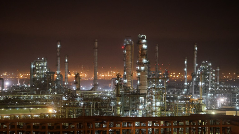 Иран започна ударно да възстановява рафинериите си