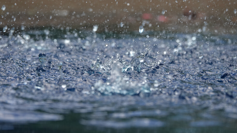 Краткотрайни, временно интензивни валежи и гръмотевици днес и утре