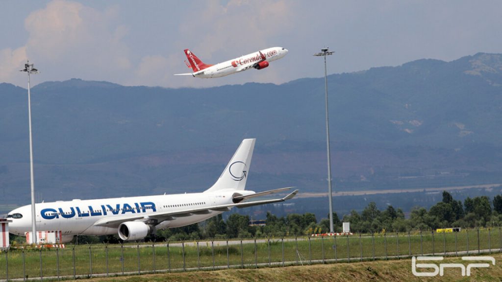 Европейските летища предупреждават за недостиг на самолетно гориво до три седмици