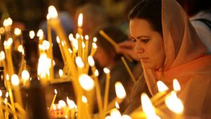 България посрещна Възкресението със светлина: храмове в цялата страна се изпълниха с хора и Благодатен огън