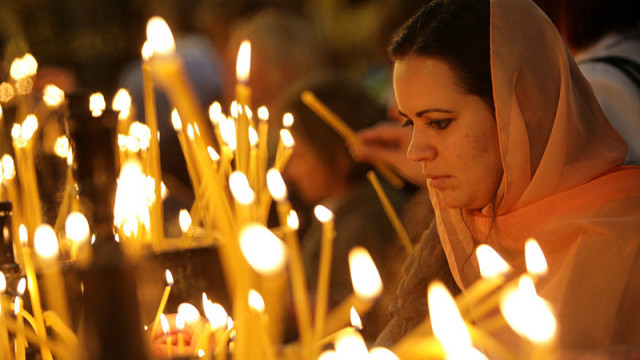 България посрещна Възкресението със светлина: храмове в цялата страна се изпълниха с хора и Благодатен огън