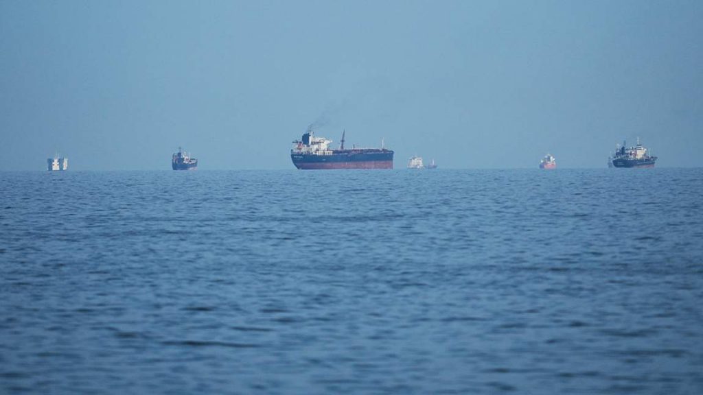 Иран отвори ограничен коридор през Ормузкия проток за стоки от първа необходимост