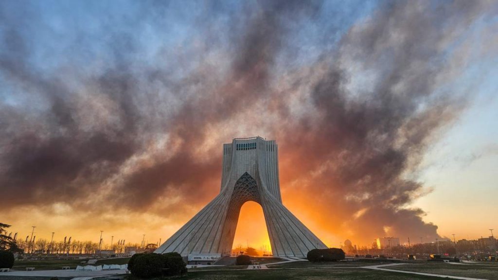 Иран към Тръмп: Удари по гражданска инфраструктура ще са военни престъпления