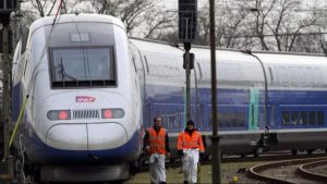 Машинист загина, 13 души са ранени след сблъсък на влак с военен камион във Франция