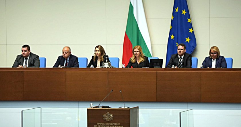 Шестима заместници и един голям тест: новото ръководство на парламента поема отговорност за темпото на държавата