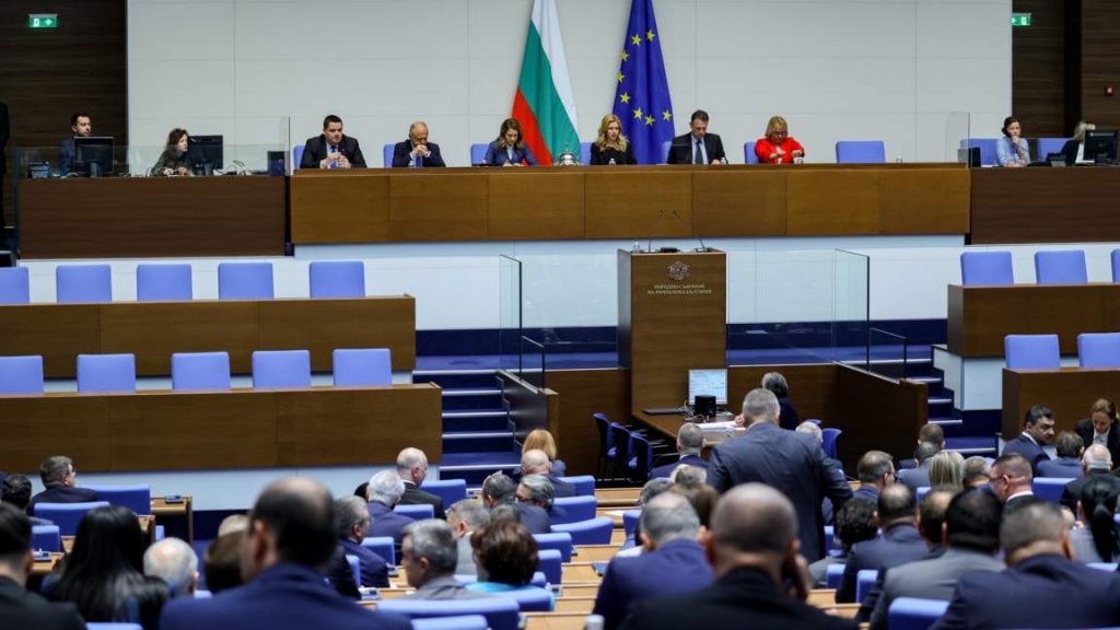Управляващите обещаха отмяна на депутатските привилегии едва след като тихомълком си гласуваха поредното вдигане на заплатите