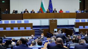 Управляващите обещаха отмяна на депутатските привилегии едва след като тихомълком си гласуваха поредното вдигане на заплатите