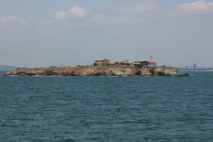Водолази-доброволци почистиха морското дъно около остров „Св. Анастасия“ и откриха новия туристически сезон