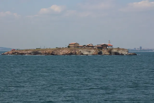 Водолази-доброволци почистиха морското дъно около остров „Св. Анастасия“ и откриха новия туристически сезон