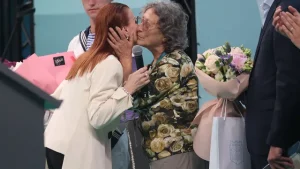Легендарната Нешка Робева бе почетена с емоционална церемония във Варна по повод 80-ия си юбилей