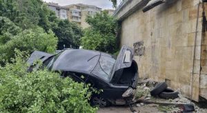Кола с мигранти падна край подлез в Бургас след зрелищно полицейско гонитба, шофьорът избяга