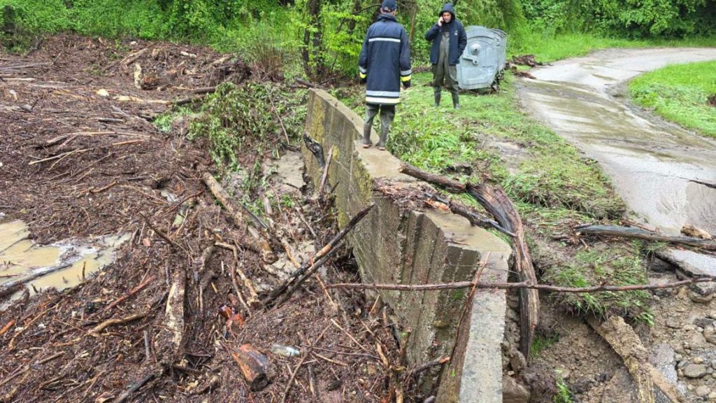 Успокоява се обстановката и в Ловешко: Реките в Априлци спадат
