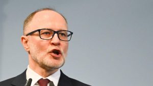 Латвийският министър на отбраната подаде оставка заради украински дронове