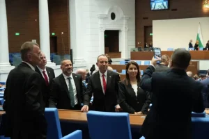 Парламентът отхвърли комисия за проверка на имуществото на Пеевски