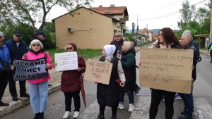 Жители на Големо село блокираха пътя за Бобов дол заради замърсяване от ТЕЦ-а