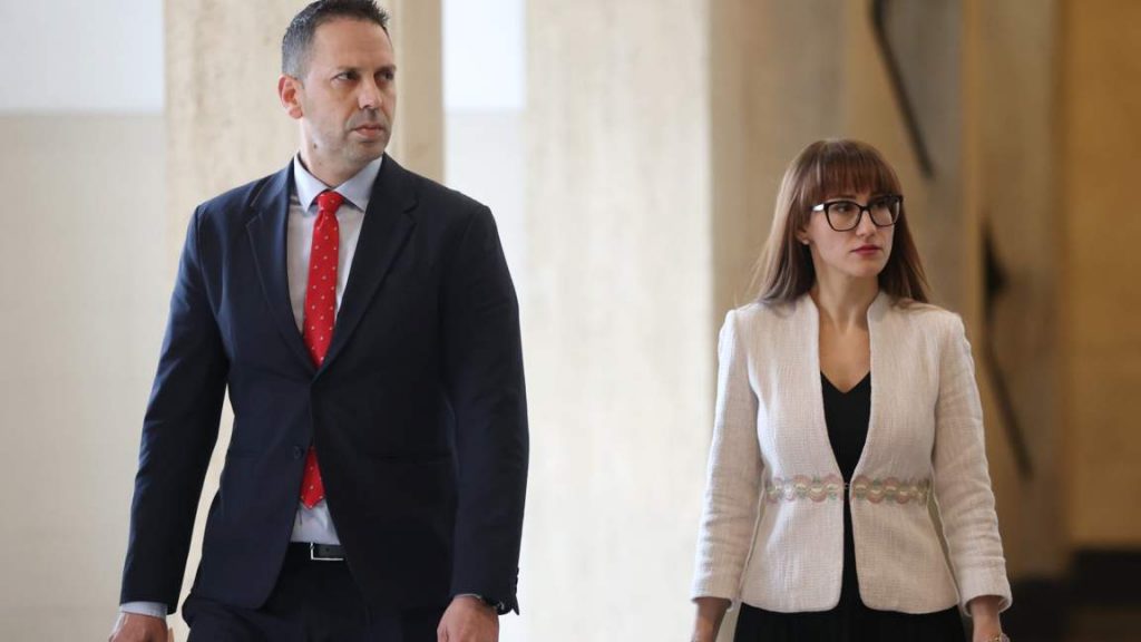 Петима обвиняеми за схема с онлайн кредити и фалшиви лични карти