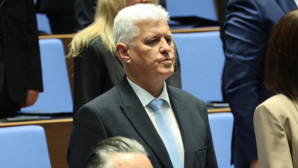 Остра реакция в парламента: ГЕРБ, ПП и ДБ скочиха срещу спирането на оръжията за Украйна