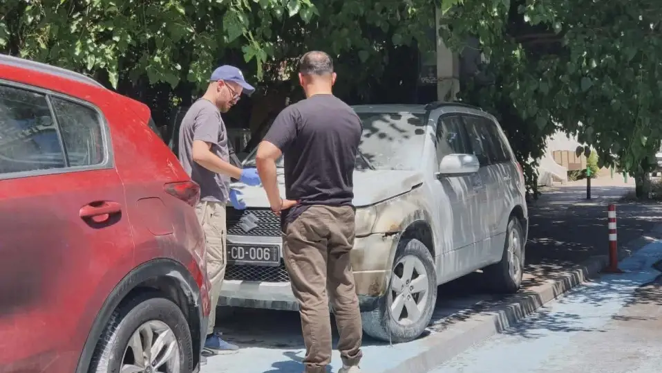 Остра реакция на България след палежа на дипломатически автомобили пред посолството ни в Скопие
