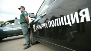 Дрогиран и неправоспособен шофьор превозва 27 нелегални мигранти в бус с британски номера край „Аркутино“