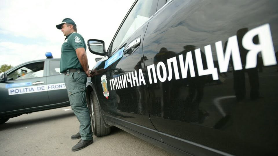 Дрогиран и неправоспособен шофьор превозва 27 нелегални мигранти в бус с британски номера край „Аркутино“