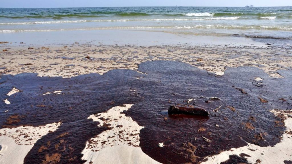 РИОСВ-Бургас: Няма нова екоавария, морето изхвърля стари мазутни отлагания от зимни инциденти