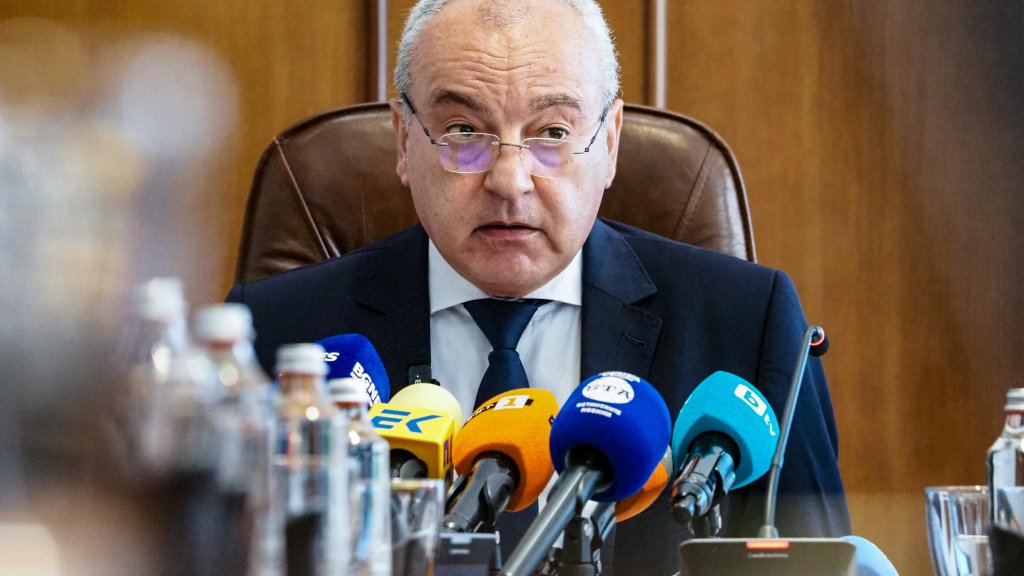 Държавата цели 5,7% дефицит в Бюджет 2026, въвеждат осигуровки за чиновници и по-скъпи винетки