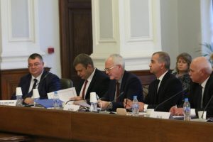 Тристранката обсъди бюджетите на НЗОК и ДОО: Остри критики от бизнеса и синдикатите