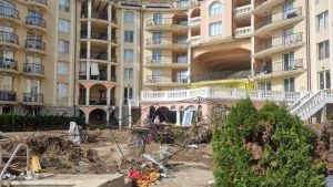 Строителният контрол проверява комплекс „Астория“ в „Елените“ след протест на собственици