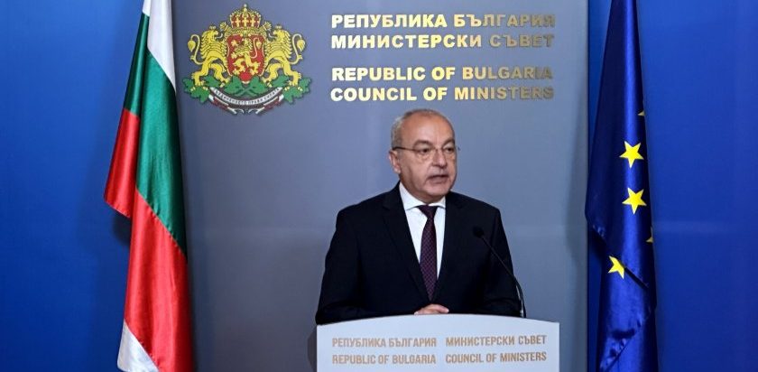 Донев: Без мерки дефицитът стига 7.4%