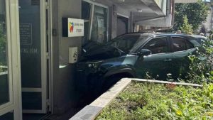 Кола се вряза в дентална клиника в София