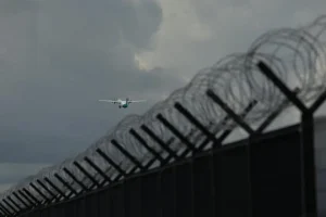 Иран удари летището в Кувейт: Полетите са спрени, има ранени