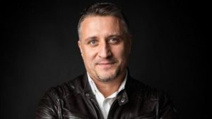Баба Алино е като бонбониера – виждаме опаковката, но не какво има вътре