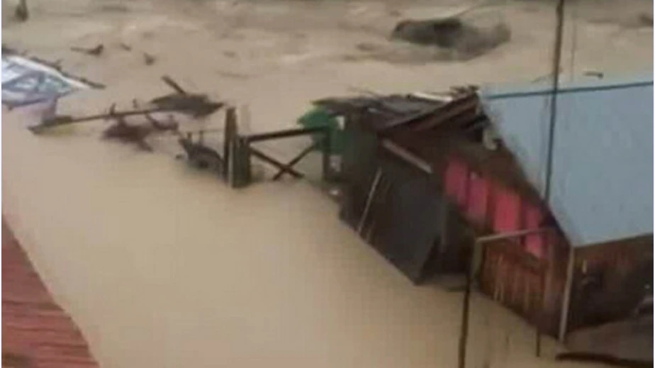 Потоп в Медовец: Къщи са под вода, мостът е разрушени