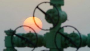 Петролът поскъпна с над 3% след нова размяна на удари между САЩ и Иран