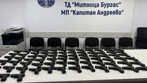 73 бойни пистолета откриха митничари в камион на „Капитан Андреево“