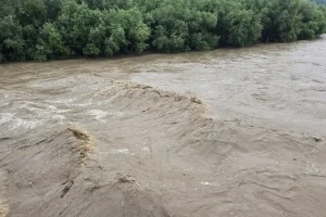 Река Черна заля село Тича: Евакуираха жена, пътят Котел – Омуртаг е непроходим