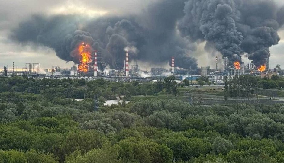 Украйна удари отново ключова рафинерия в Москва