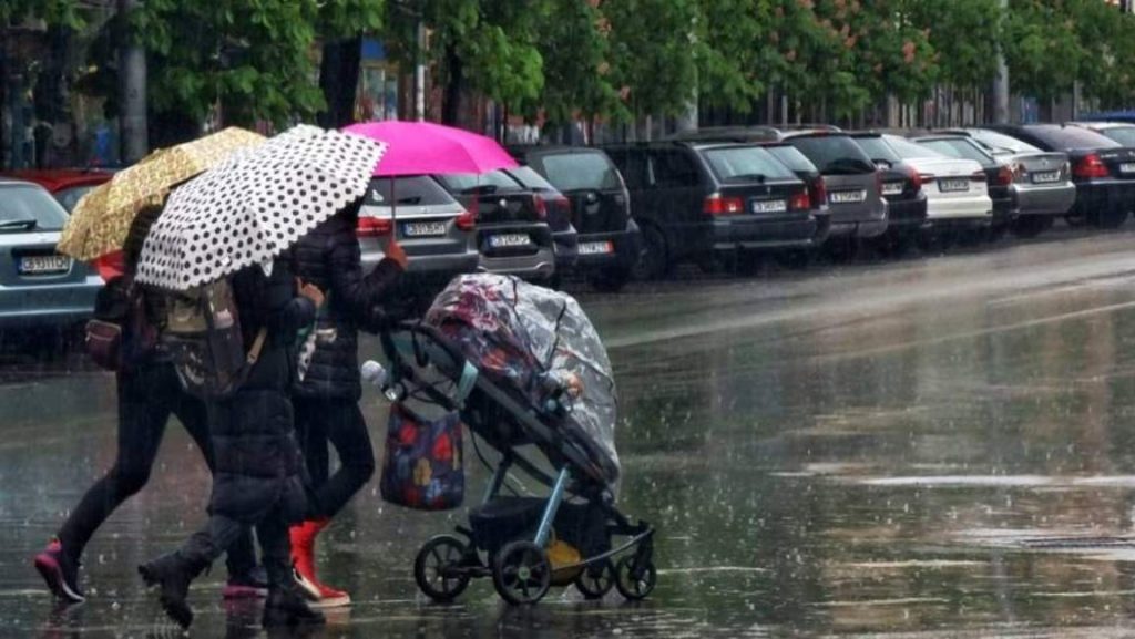 Жълт код за обилни валежи в почти цялата страна