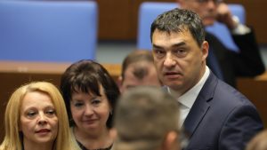 Управляващите мислят за съкращаване на майчинството