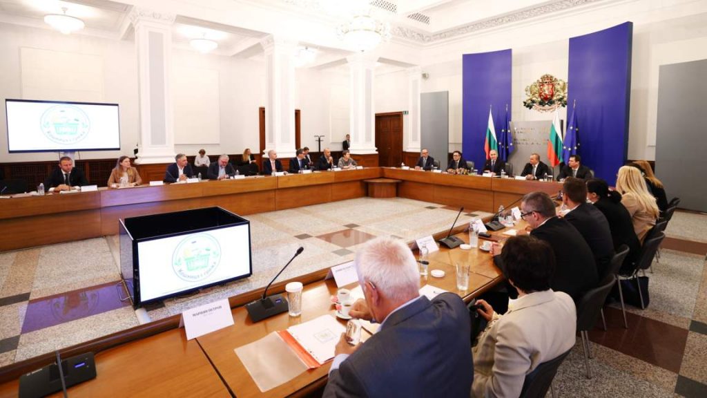 8 вериги свалят с поне 15% цените на основни храни за 6 месеца