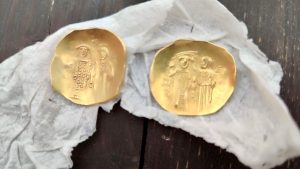 Удар срещу трафика на антики: ГДБОП иззе безценна 5000-годишна статуетка и златни монети