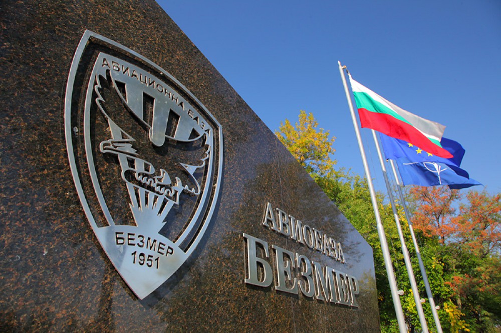 Спокойна е обстановката около авиобаза „Безмер“ след кацането на американските самолети