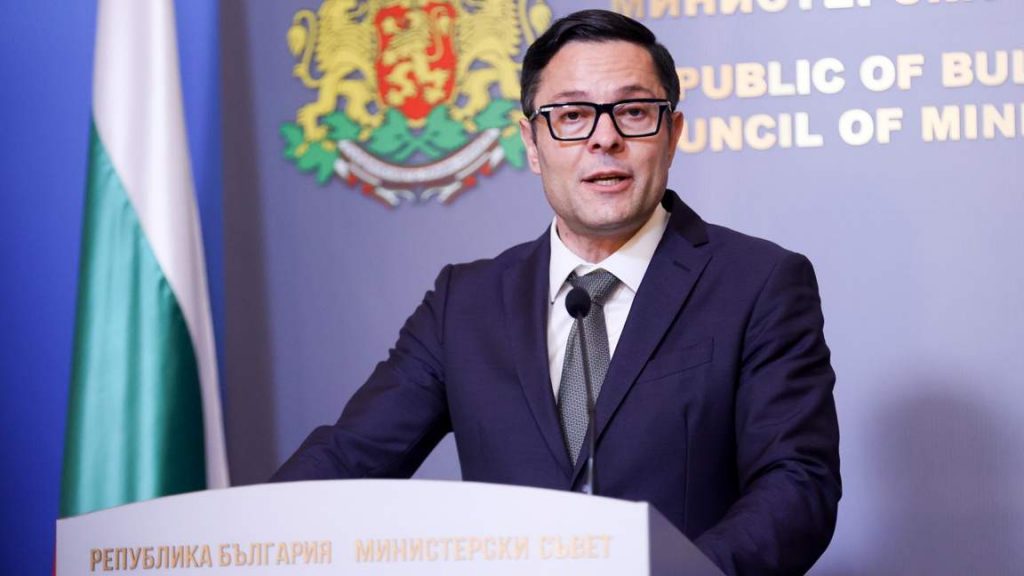 Държавата предприема антикризисни мерки за запазване на оперативния контрол върху дружествата от групата на „Лукойл“